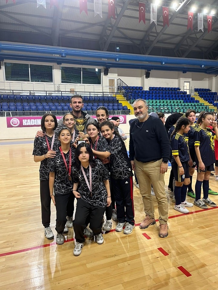 K&uuml;tahya&rsquo;da &rsquo;Yıldızlar Futsal İl Birinciliği&rsquo; m&uuml;sabakaları tamamlandı
