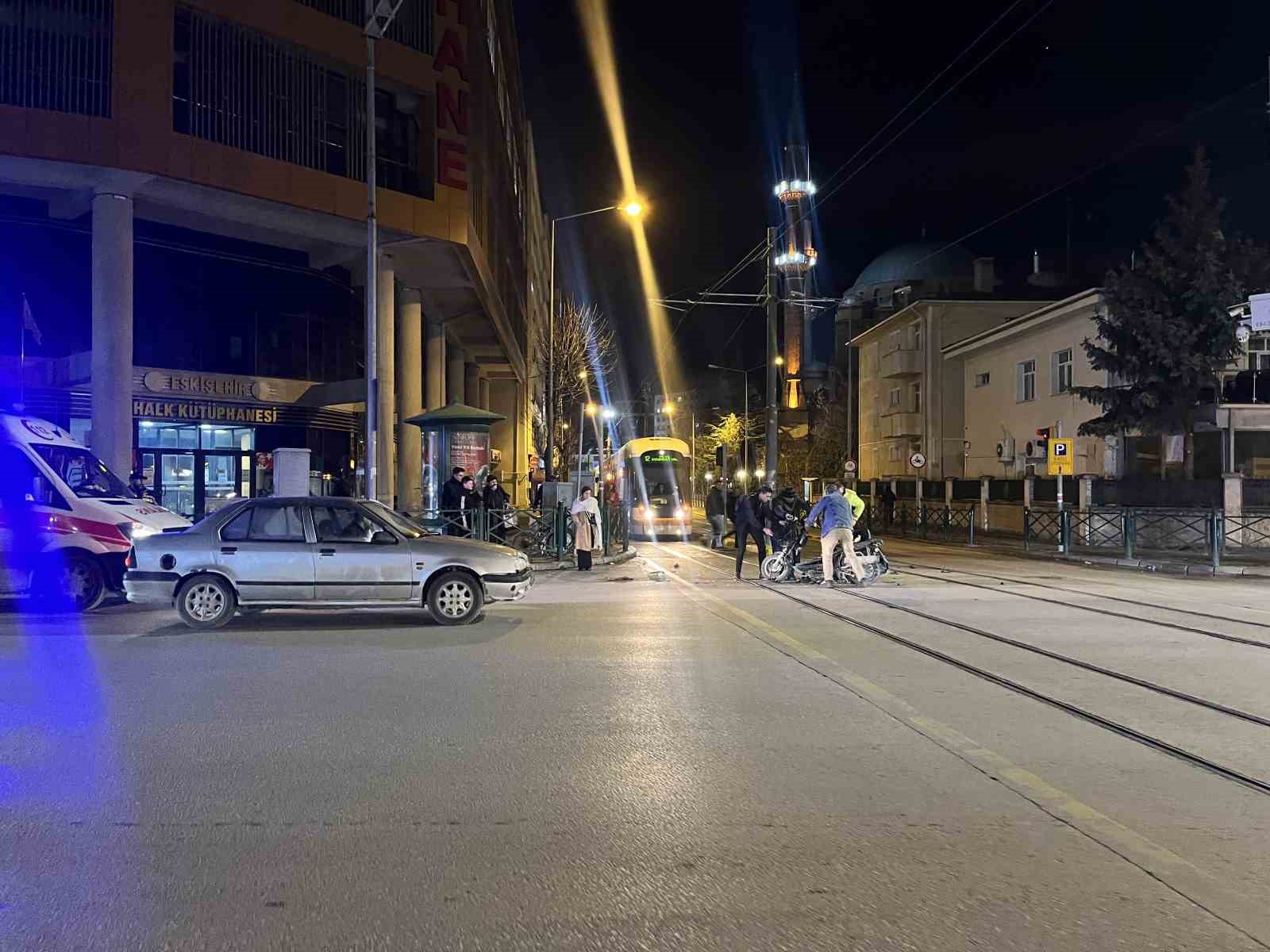 Hatalı dönüş yapan otomobille elektrikli bisiklet çarpıştı
