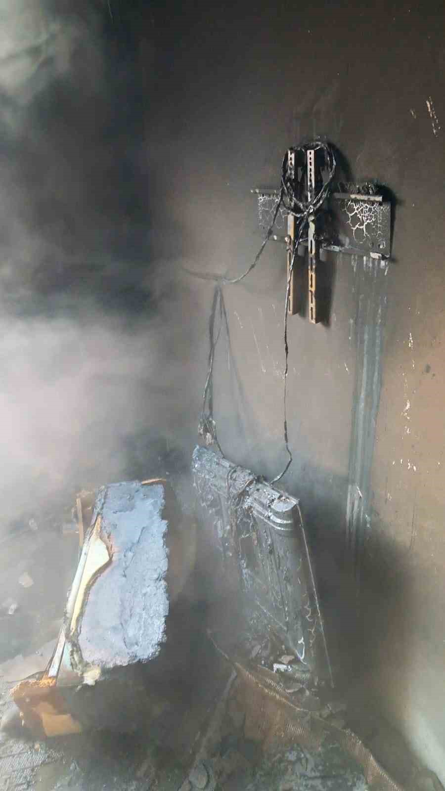 Yangında mahsur kalan 2 &ccedil;ocuk itfaiye ekiplerince kurtarıldı
