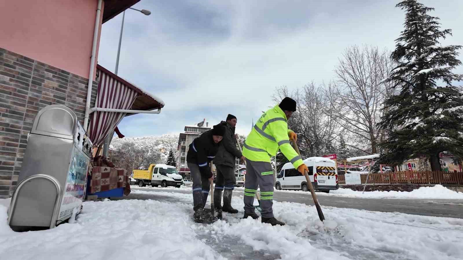 Çameli ilçe merkezinde kar temizliği çalışmaları tamamlandı
