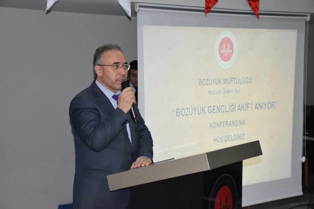 Boz&uuml;y&uuml;k gen&ccedil;liği Akif&rsquo;i andı
