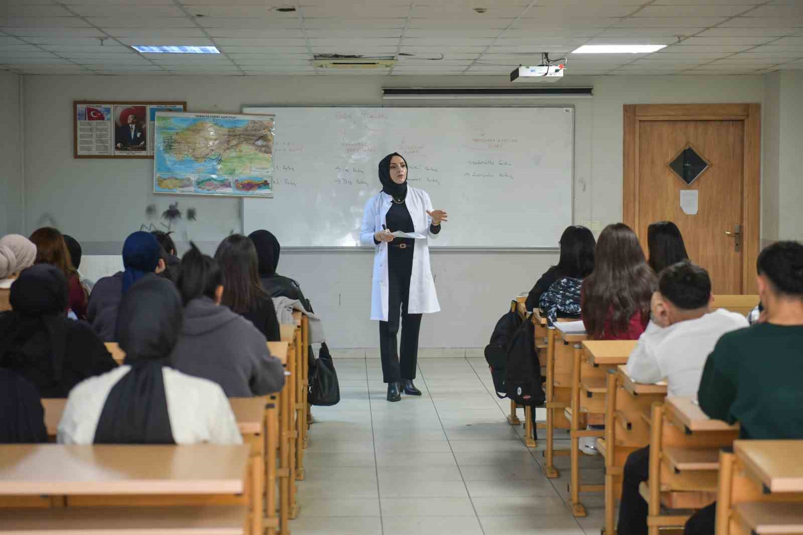 Sınav yolunda gençlere Esenyurt Belediyesi’nden eğitim desteği
