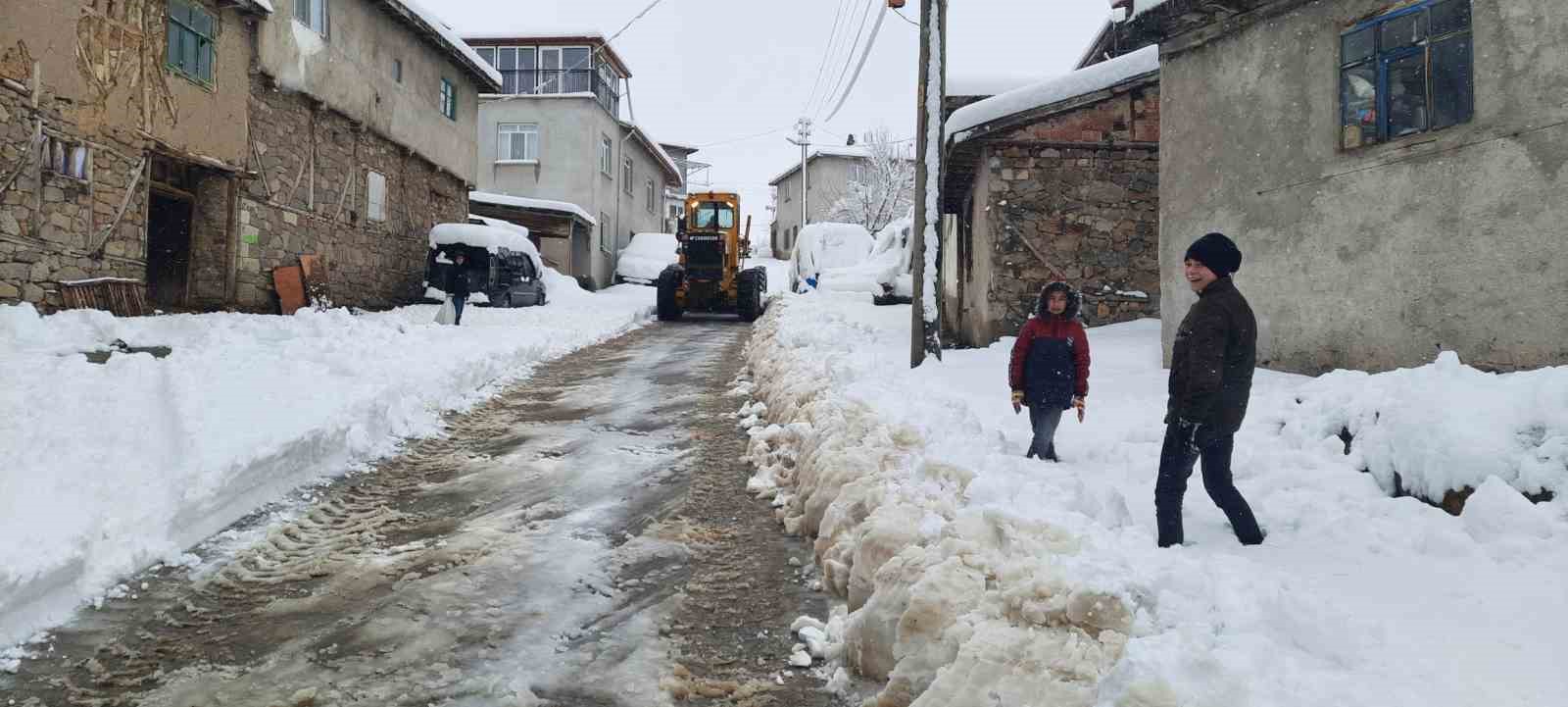 Kar kalınlığının yarım metreyi bulduğu b&ouml;lgelerde m&uuml;cadele s&uuml;r&uuml;yor
