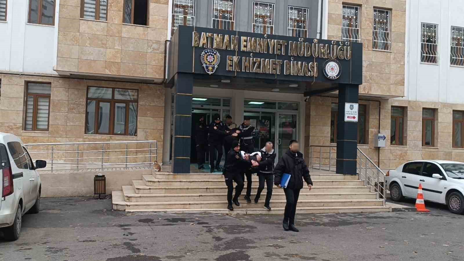 Batman’da 18 yaşındaki gencin cinayet şüphelileri adliyeye sevk edildi