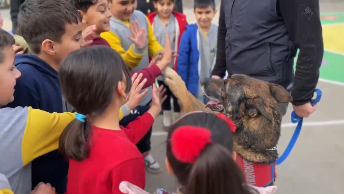 Jandarma çocukların yüzünü güldürdü
