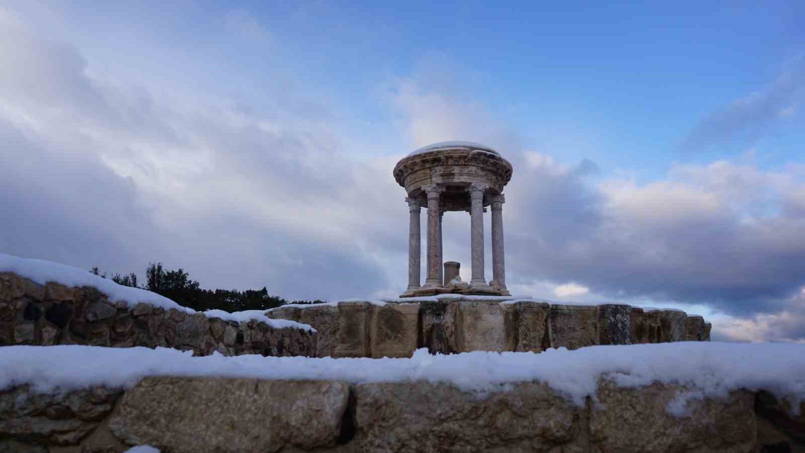 Kibyra, kar altında tarihiyle ziyaretçilerini cezbetti