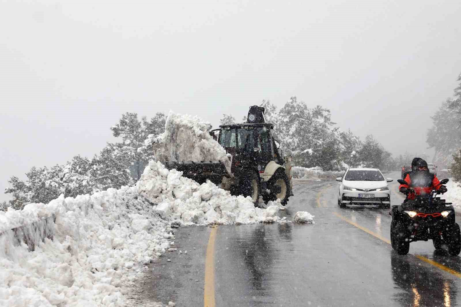 Beyaza bürünen Muğla’da yollar ulaşıma açıldı