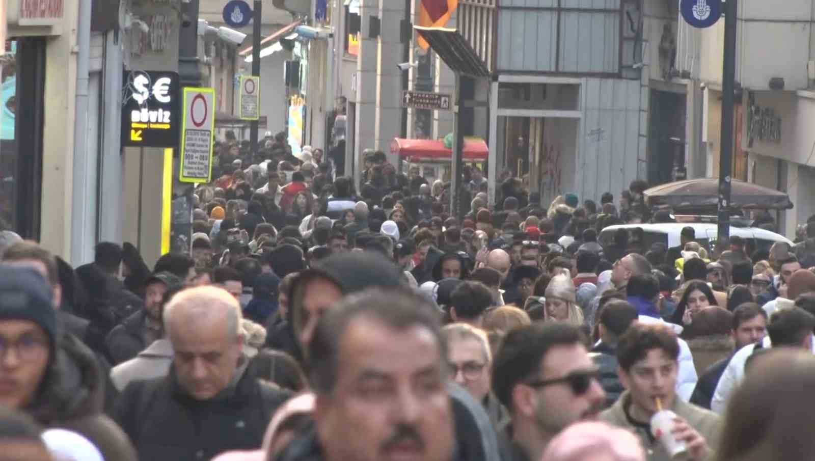 Yeni yıla saatler kala İstiklal Caddesi’nde insan seli