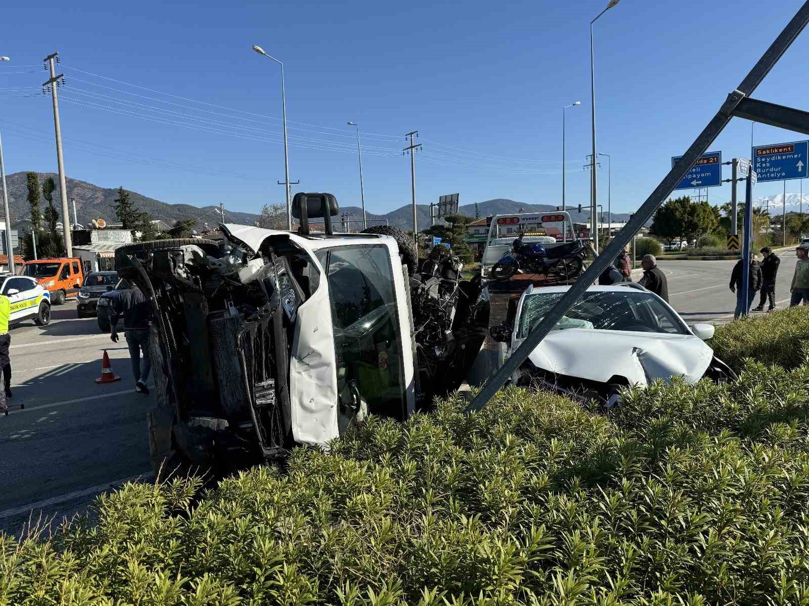 Fethiye’de çekiciye çarpan otomobildeki üç kişi yaralandı