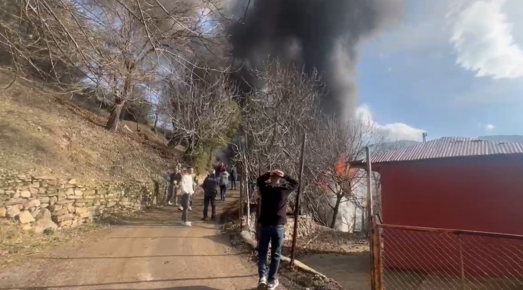 Feke&rsquo;de ev yangını
