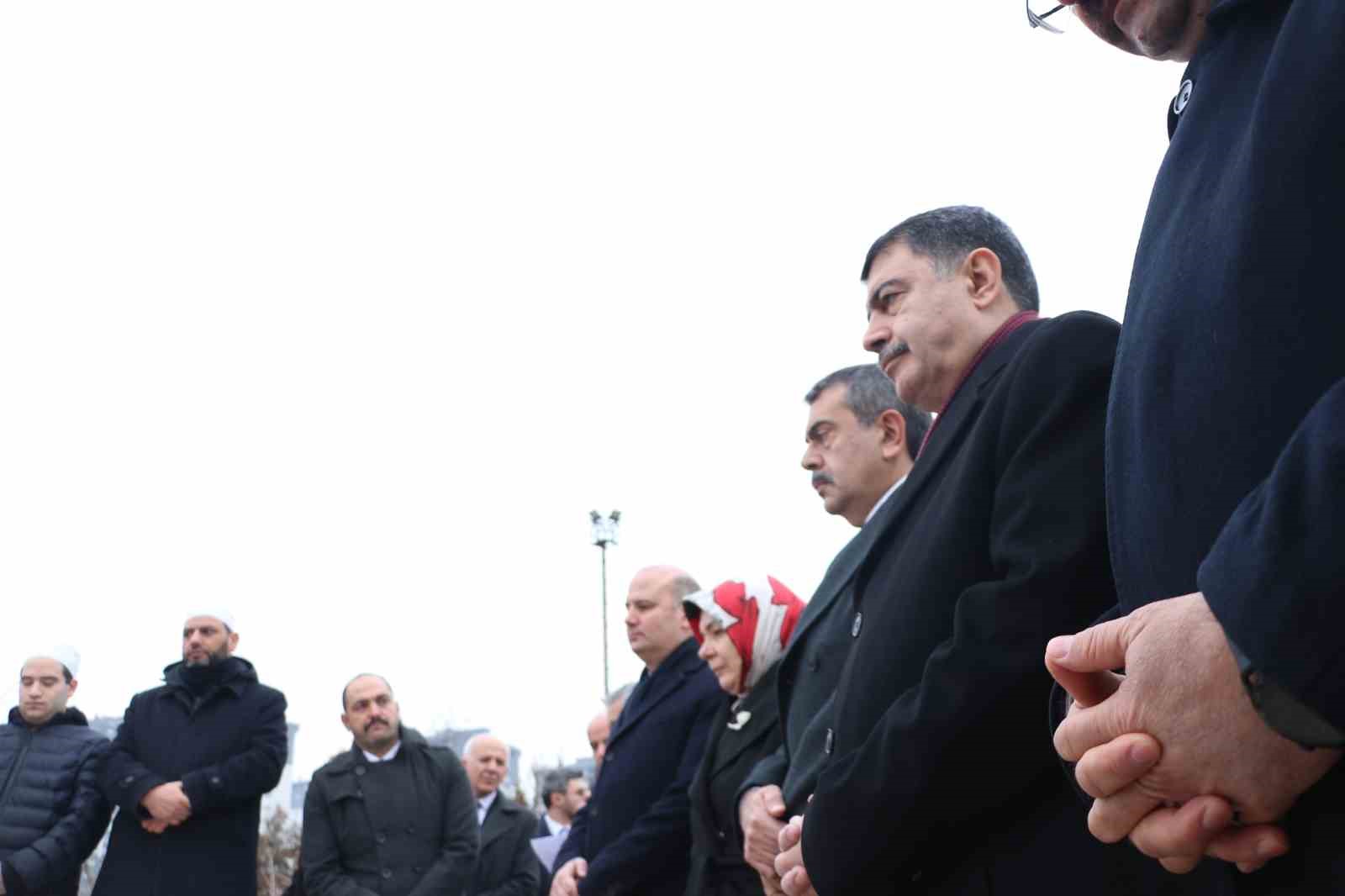 Bakan Tekin, eski Milli Eğitim Bakanı Tevfik İleri’nin 63. ölüm yıl dönümünde kabrini ziyaret etti