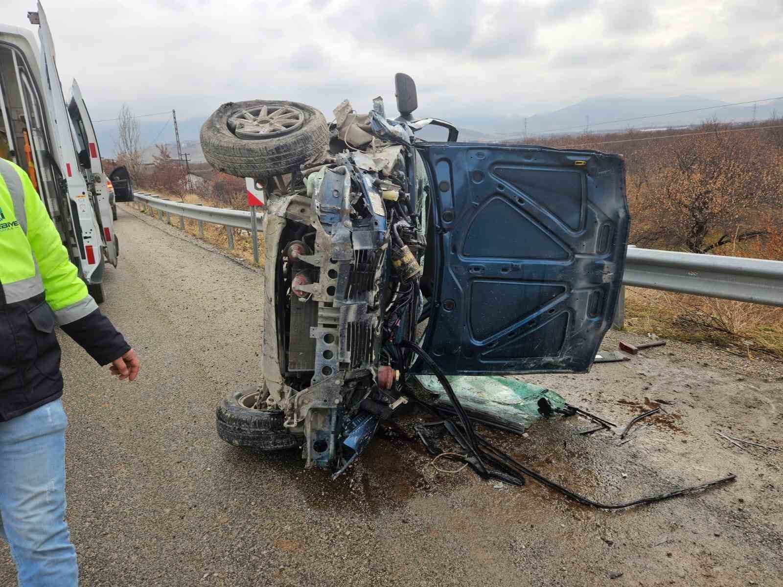Malatya&rsquo;da devrilen ara&ccedil; kağıt gibi dağıldı
