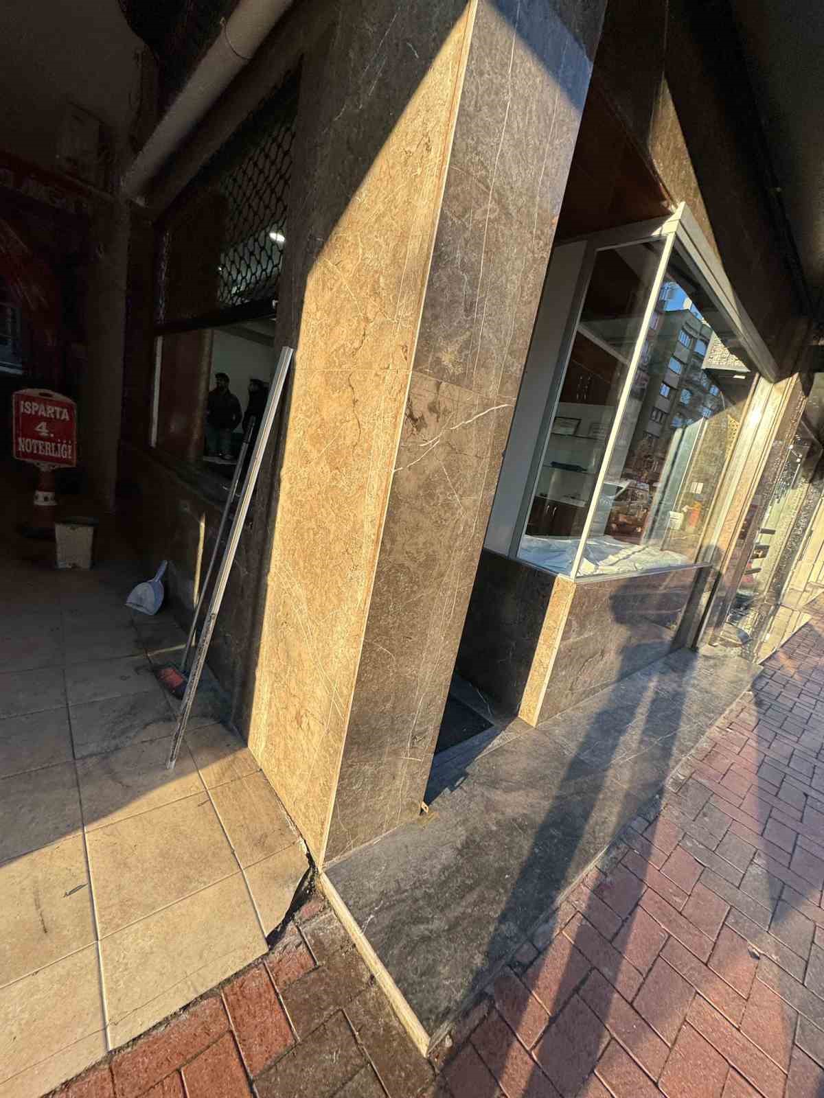 Isparta&rsquo;da kuyumcudaki soygun girişimi cama takıldı
