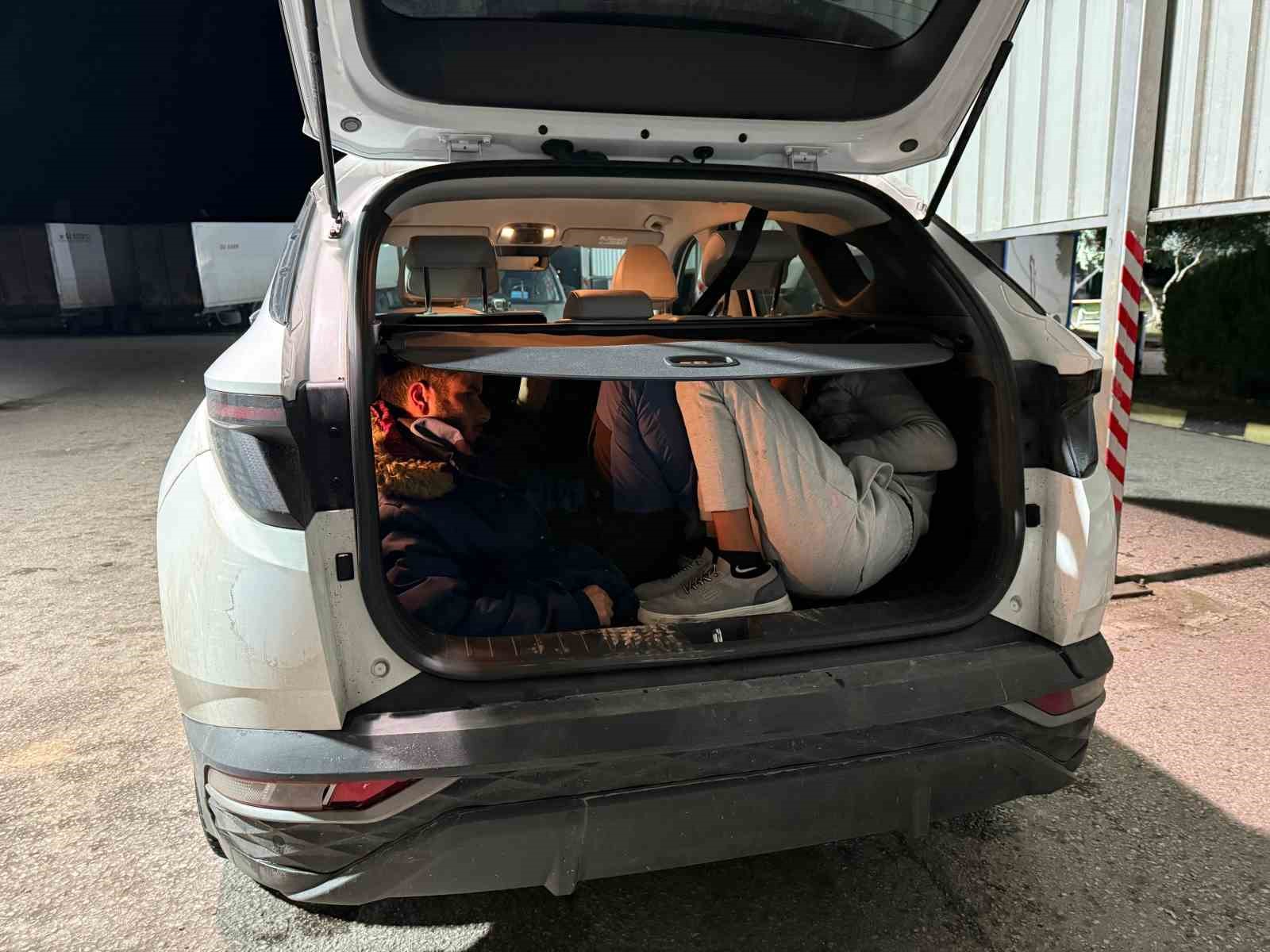 Osmaniye&rsquo;de durdurulan cipin bagajında ka&ccedil;ak g&ouml;&ccedil;men yakalandı
