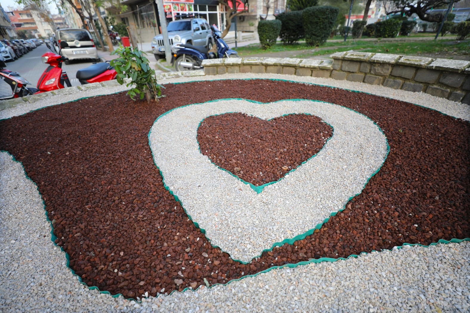 Yunusemre&rsquo;den Kaynak Mahallesi&rsquo;nde peyzaj &ccedil;alışması
