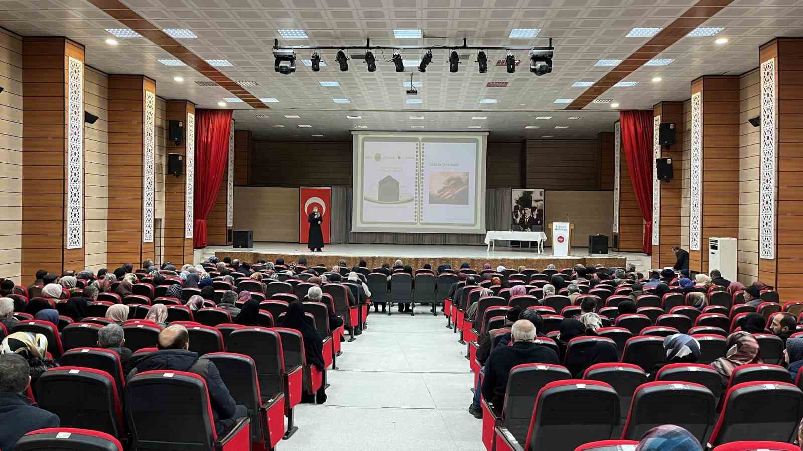 Umre yolcuları i&ccedil;in seminer verildi
