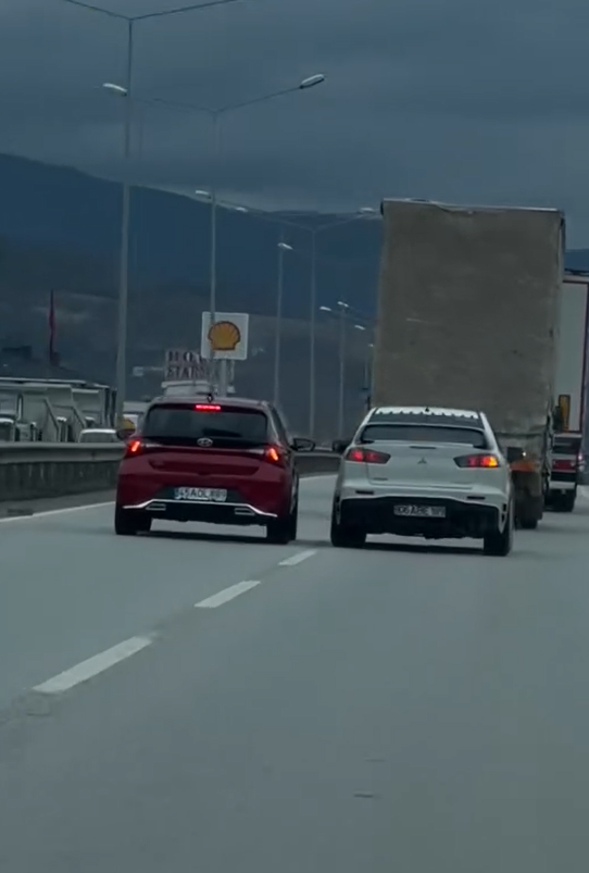 Yalova&rsquo;da trafikte dehşet sa&ccedil;an ehliyetsiz s&uuml;r&uuml;c&uuml;ye ceza yağdı
