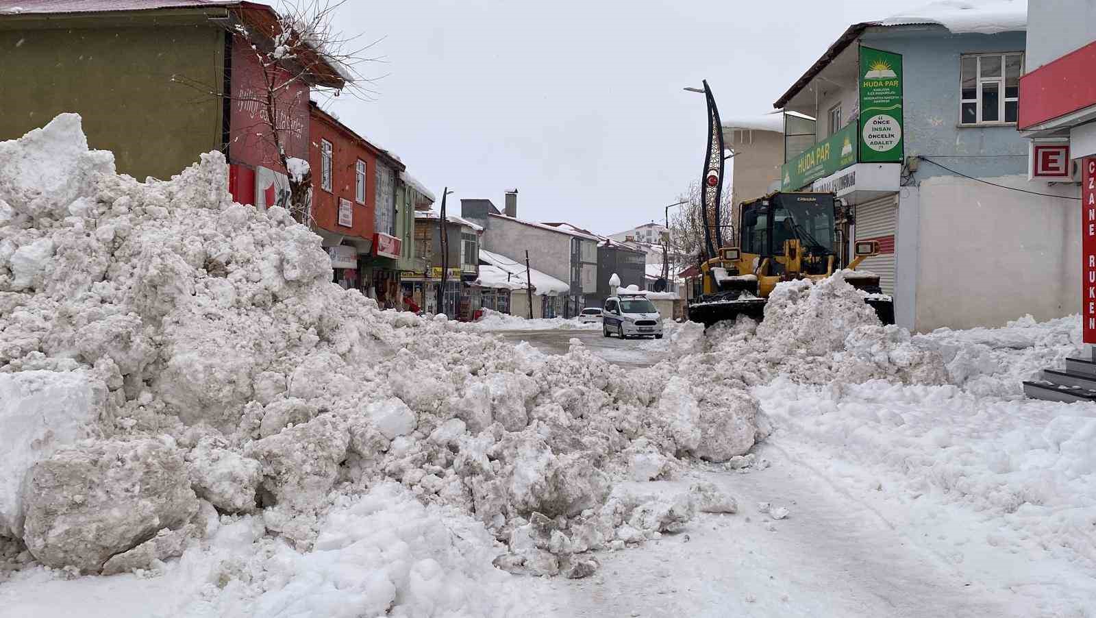 Karlıova&rsquo;da kar temizliği s&uuml;r&uuml;yor
