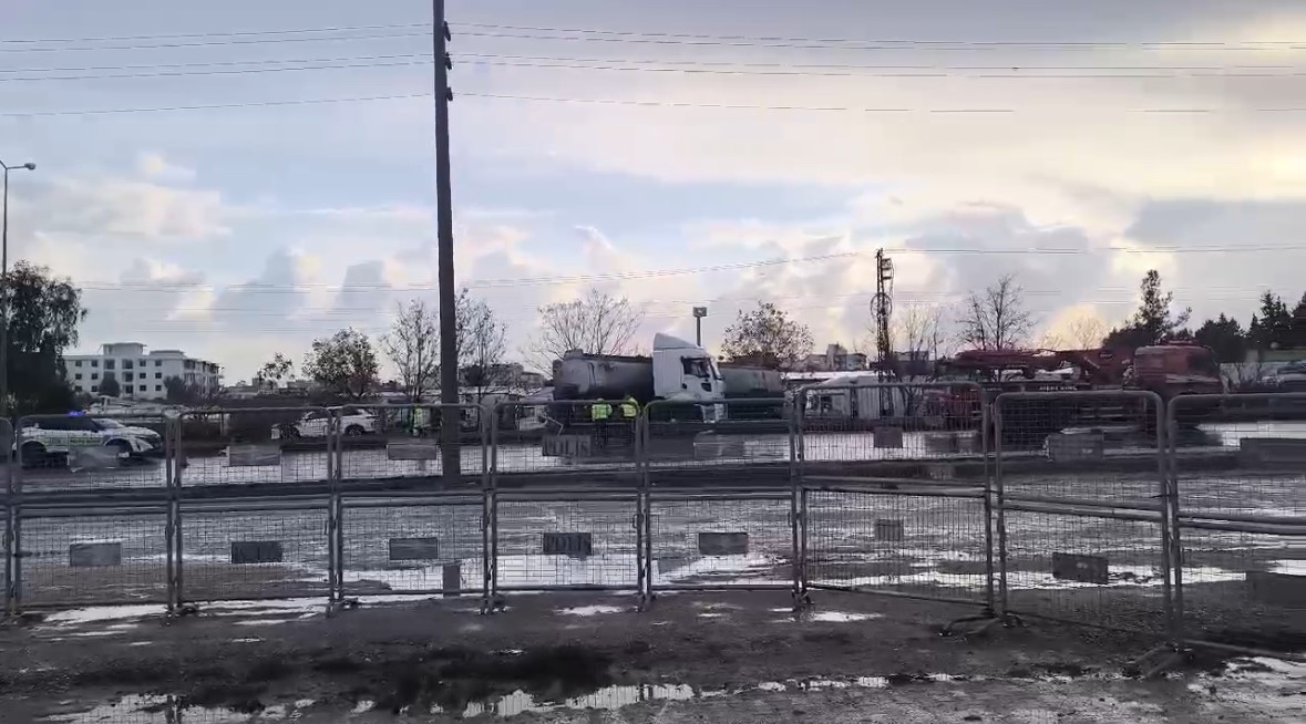 Kontrolden &ccedil;ıkan tır ref&uuml;je &ccedil;arptı
