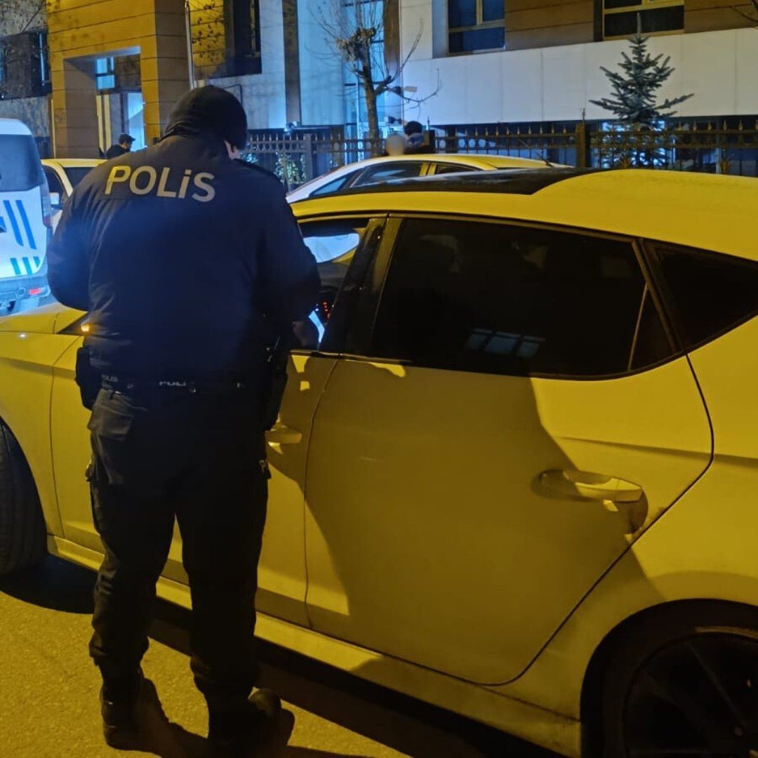 Polis ve bek&ccedil;i ekiplerinin denetiminde y&uuml;zlerce kişi ve ara&ccedil; kontrol edildi
