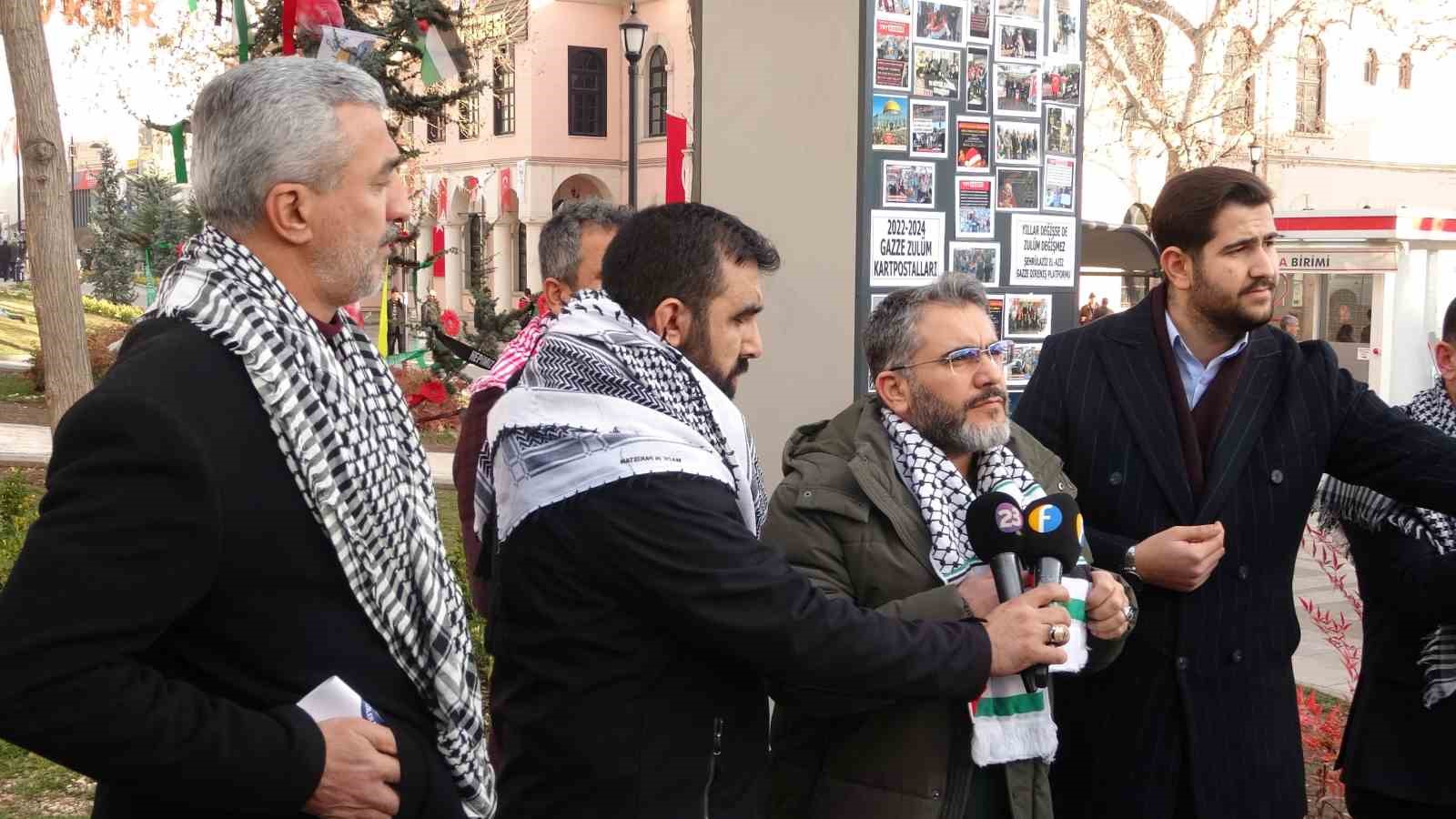 Elazığ&rsquo;da &ccedil;am ağacına Filistin bayrakları ve kanlı torbalar asıldı, yılbaşı kutlamaları kınandı
