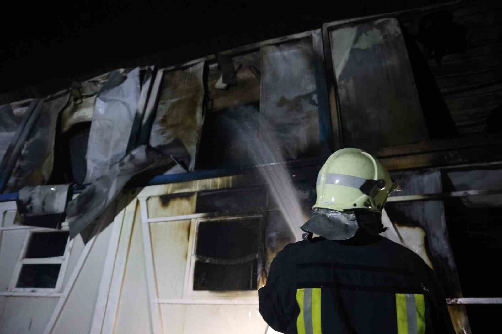 İşçilerin kaldığı konteyner yatakhane alevlere teslim oldu
