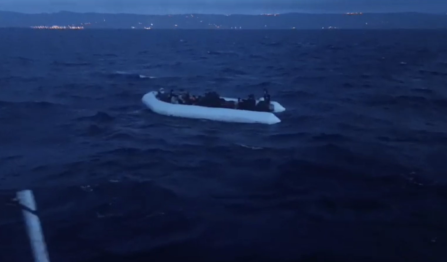 Ayvacık a&ccedil;ıklarında 54 ka&ccedil;ak g&ouml;&ccedil;men yakalandı
