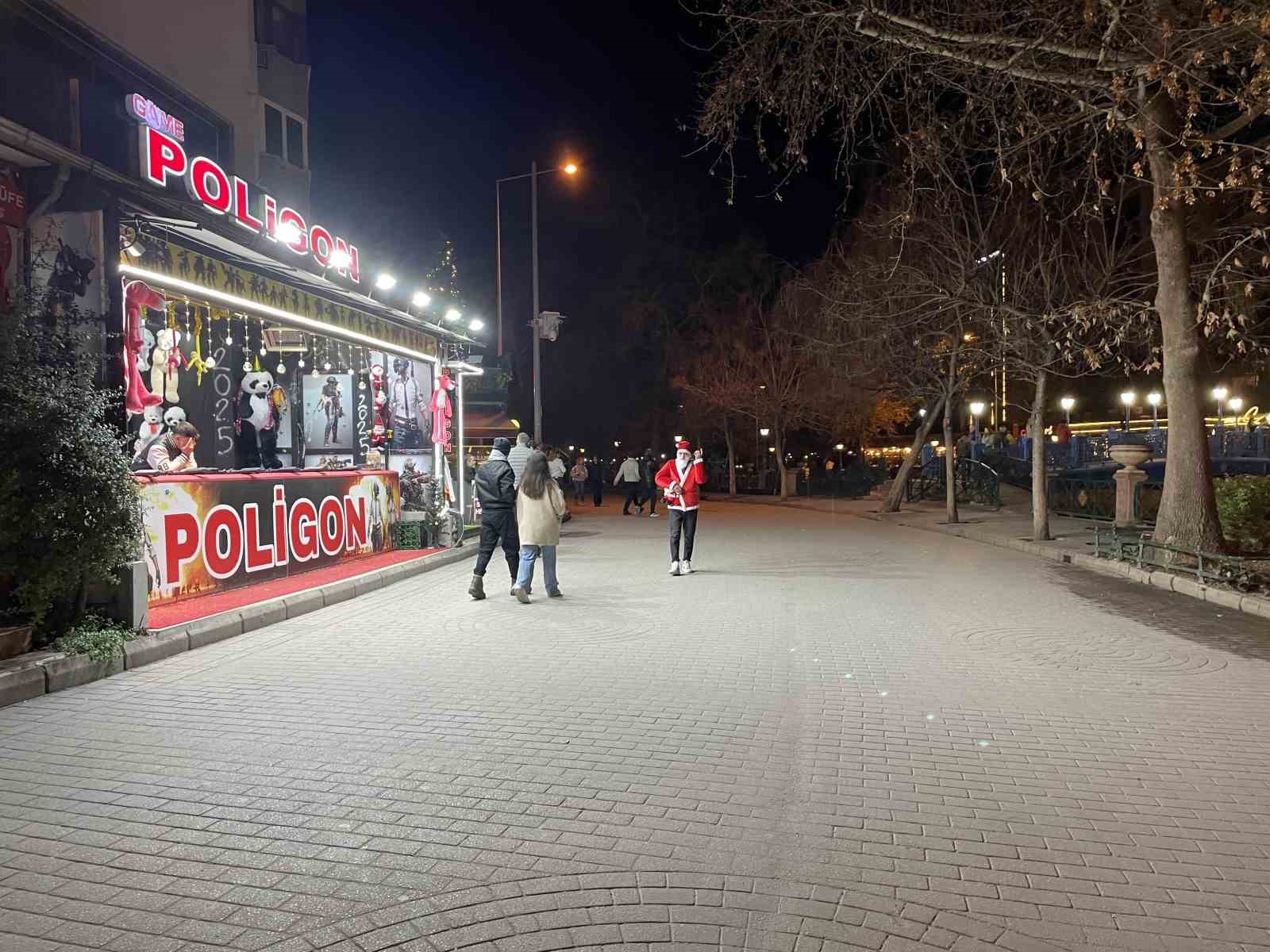 Yılbaşı &ouml;ncesi kent merkezinde beklenen yoğunluk oluşmadı
