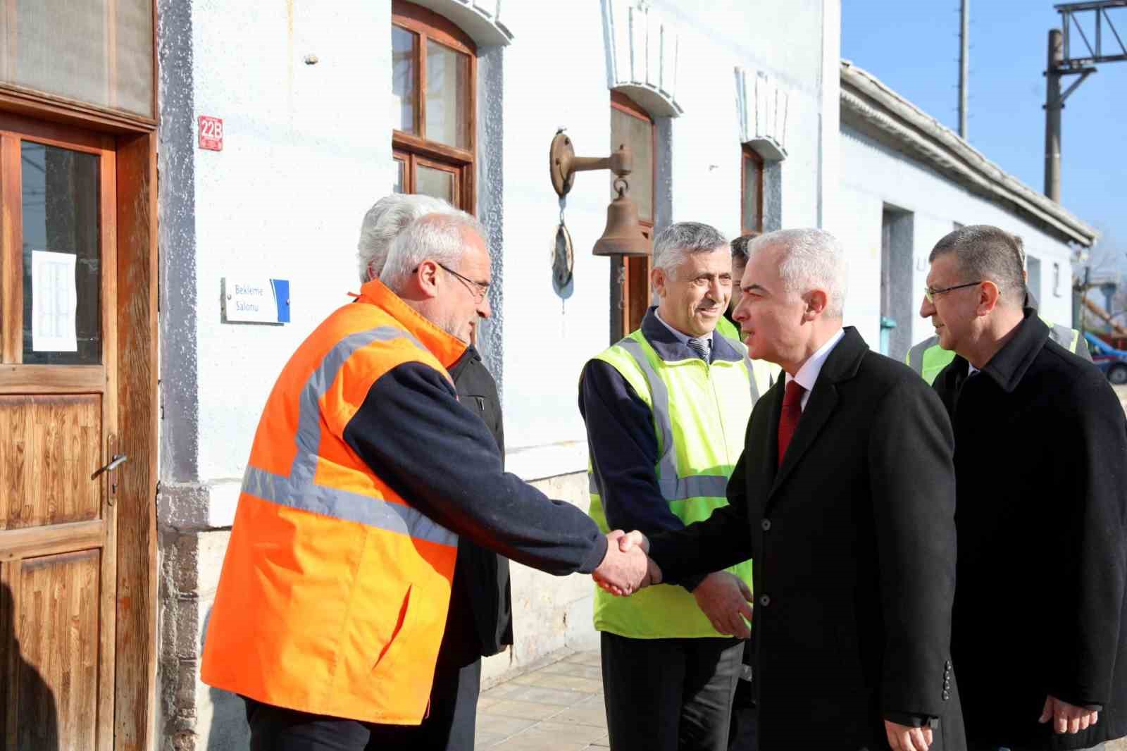 Vali Turan, TCDD Alpullu Gar M&uuml;d&uuml;rl&uuml;ğ&uuml;n&uuml; ziyaret etti
