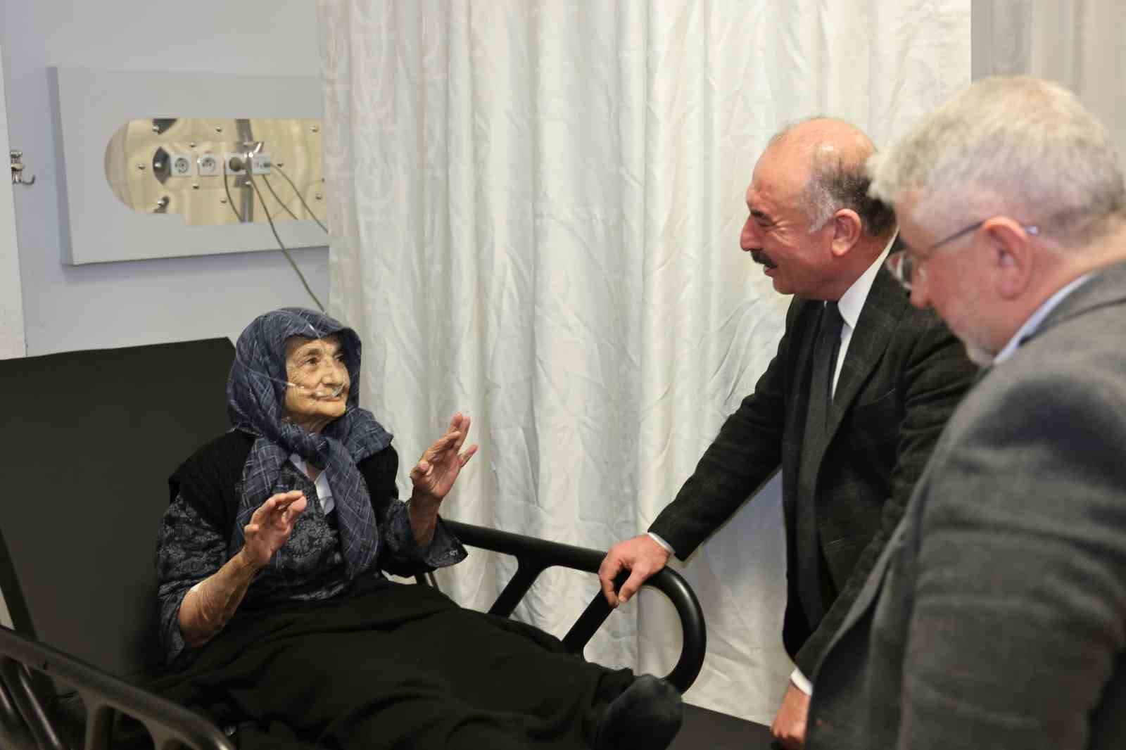 Vali &Ccedil;algan ve Başkan Aşgın, yılbaşı &ouml;ncesi ekipleri yalnız bırakmadı
