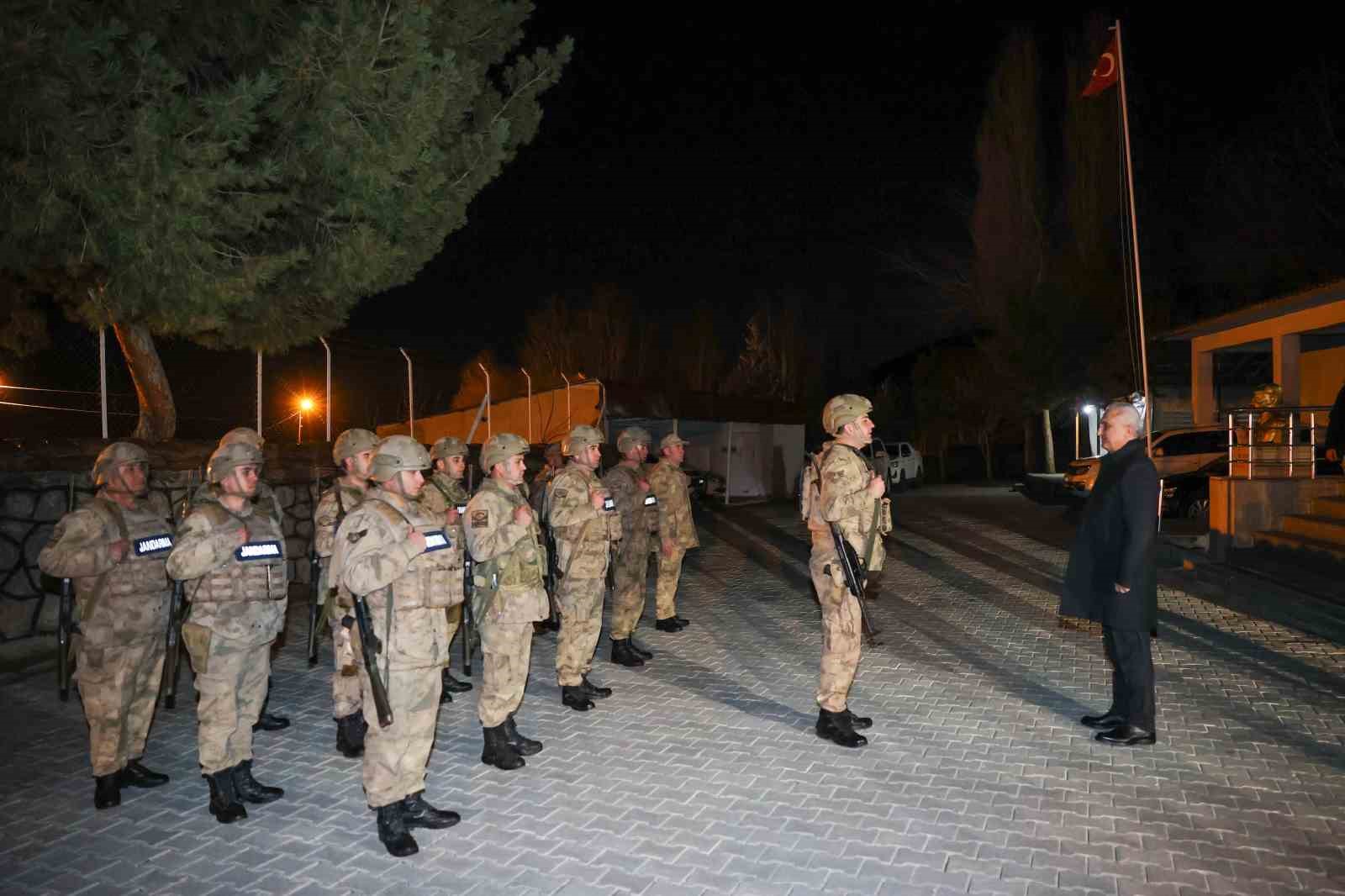 Muş Valisi Çakır’dan güvenlik güçlerine moral ziyareti