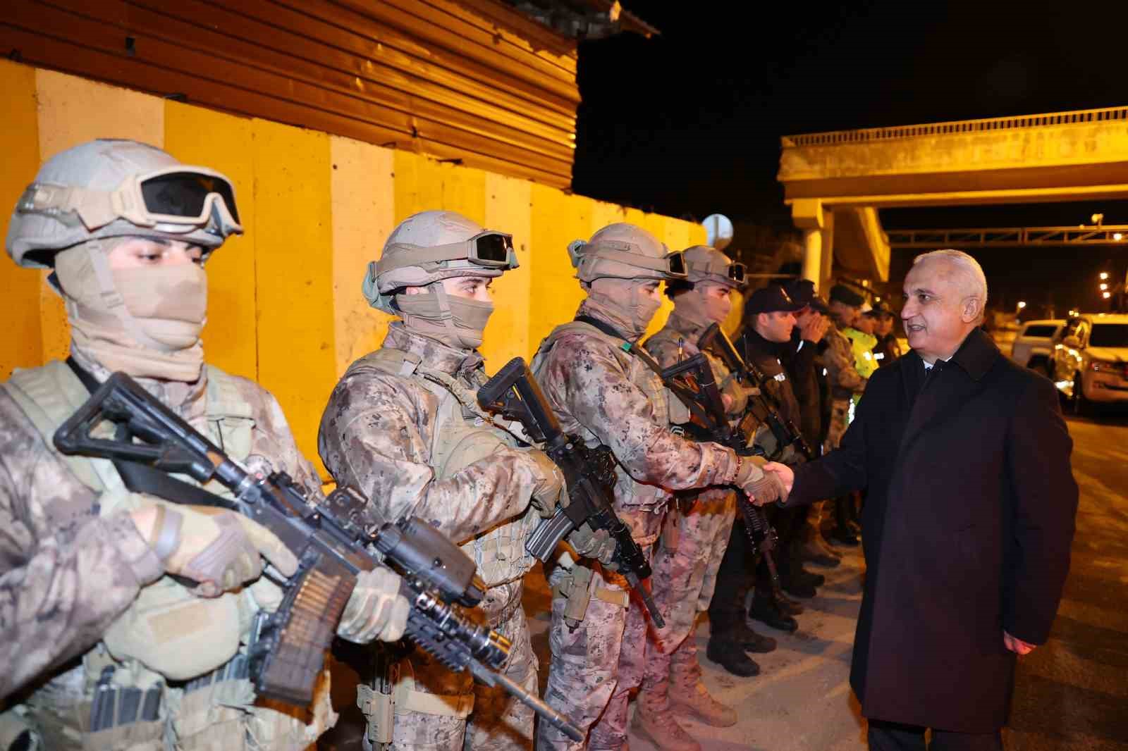 Muş Valisi &Ccedil;akır&rsquo;dan g&uuml;venlik g&uuml;&ccedil;lerine moral ziyareti
