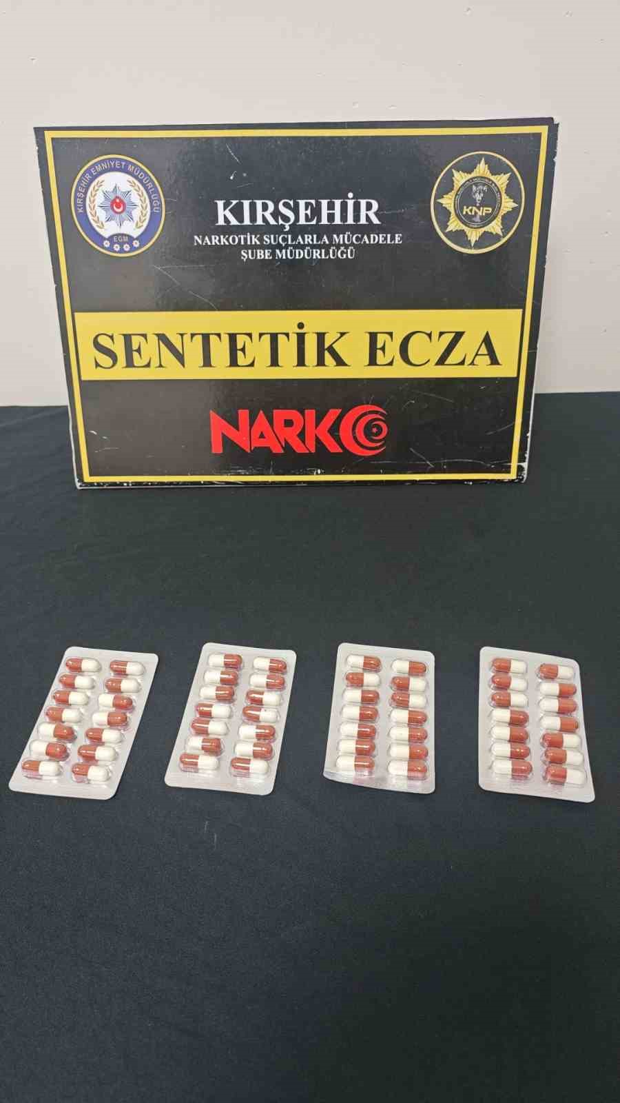 Polis yol uygulamasında ka&ccedil;ak alkol ve uyuşturucu ele ge&ccedil;irdi
