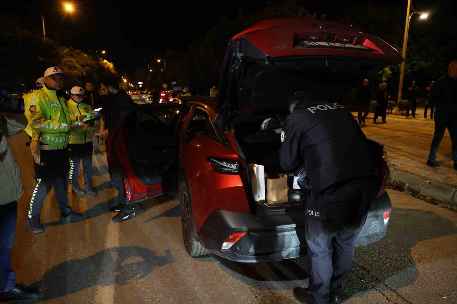 Adana&rsquo;da 8 bin 372 polis ve jandarmayla "Yılbaşı Huzur ve G&uuml;ven" denetimi
