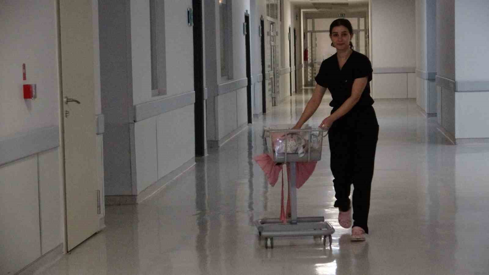 Van&rsquo;da 2025&rsquo;in ilk bebeği d&uuml;nyaya geldi
