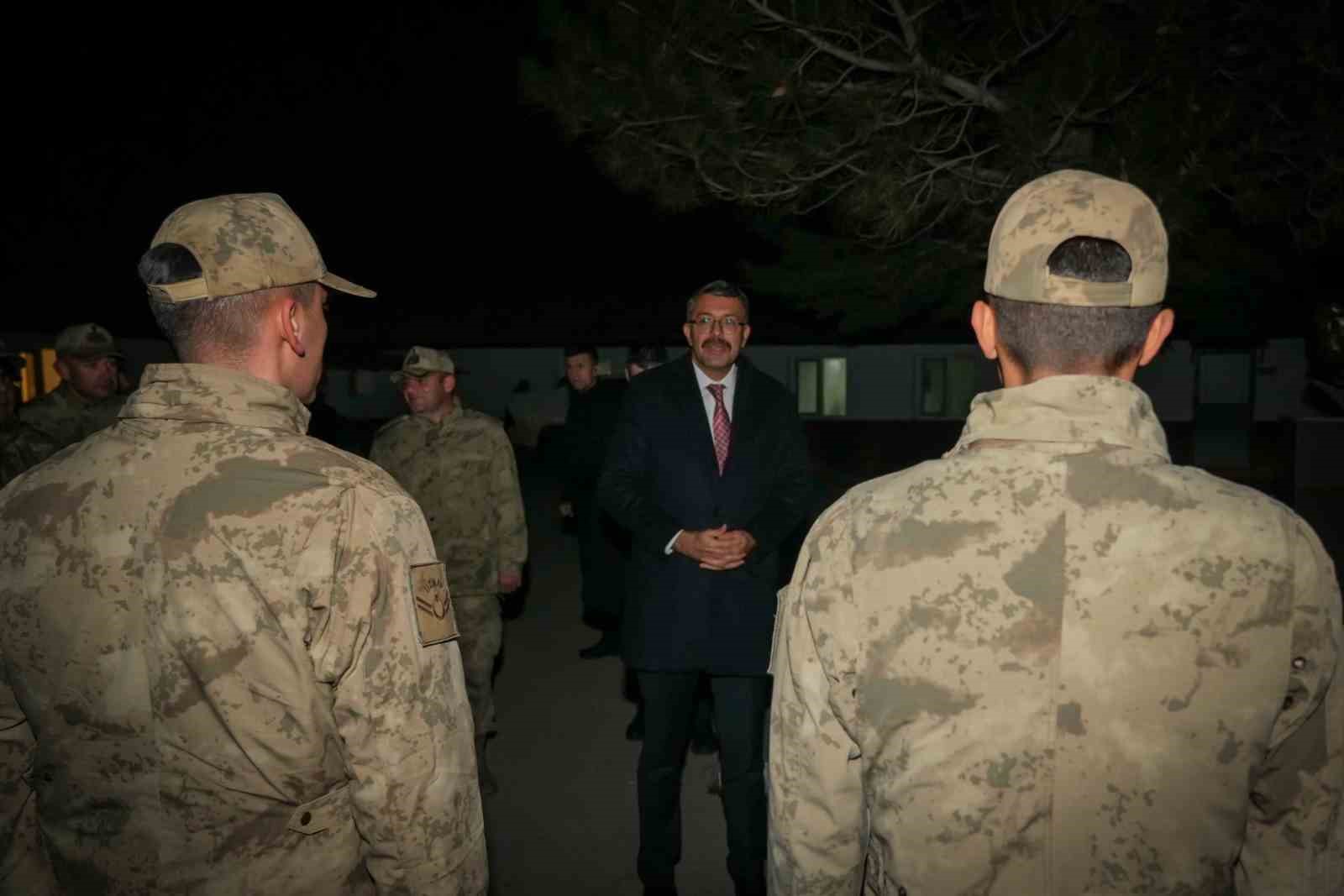 Vali &Ccedil;elik, yılbaşında mesai yapan ekipleri ziyaret etti
