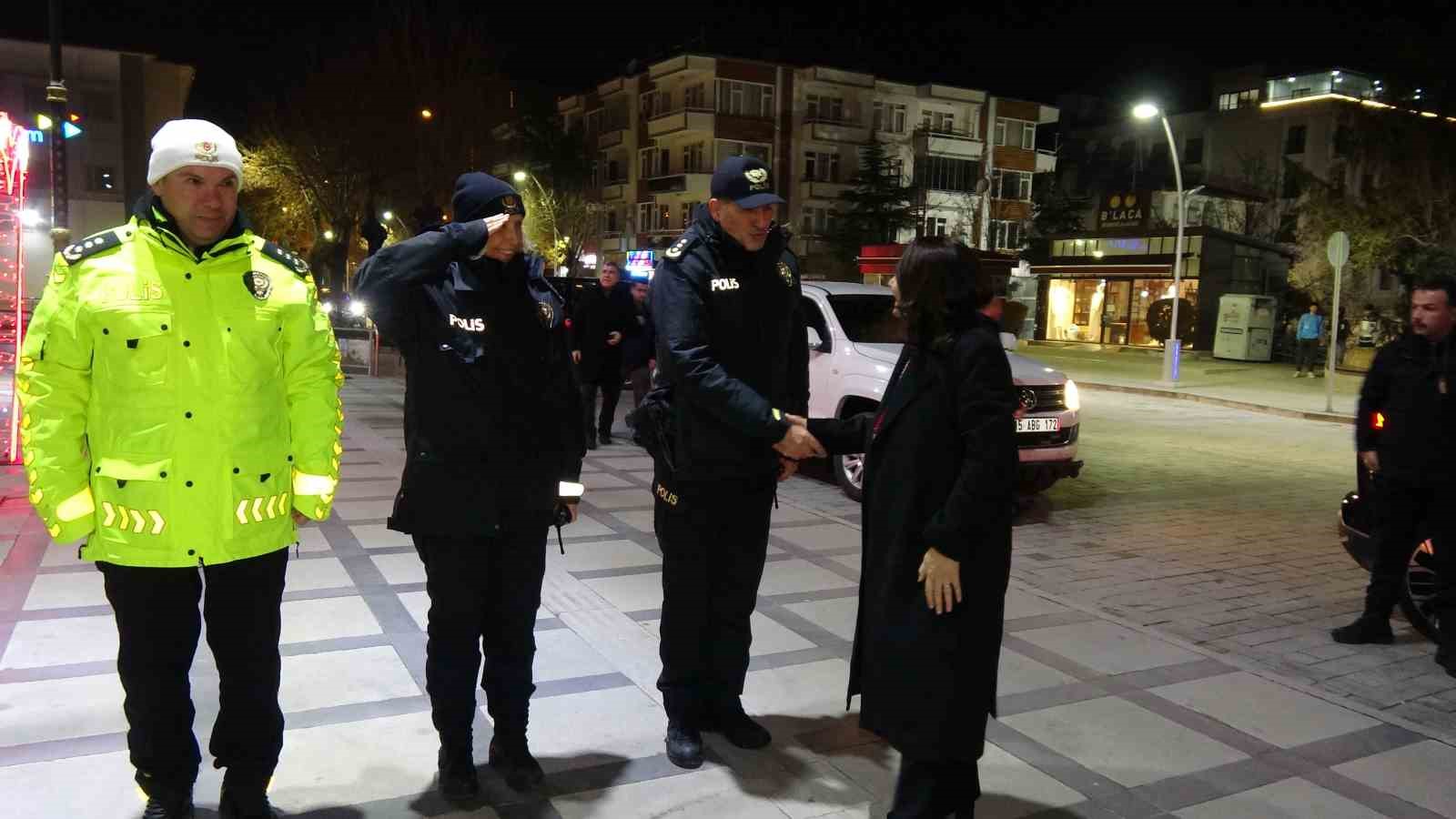Burdur Valisi Bilgihan&rsquo;dan hastanede yatan hastalara yılbaşı ziyareti
