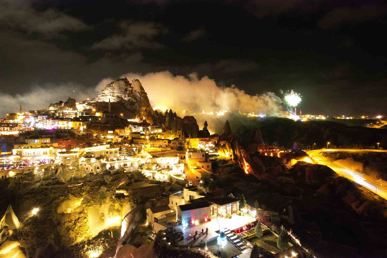 Kapadokya yeni yıla havai fişek g&ouml;sterileri ile girdi
