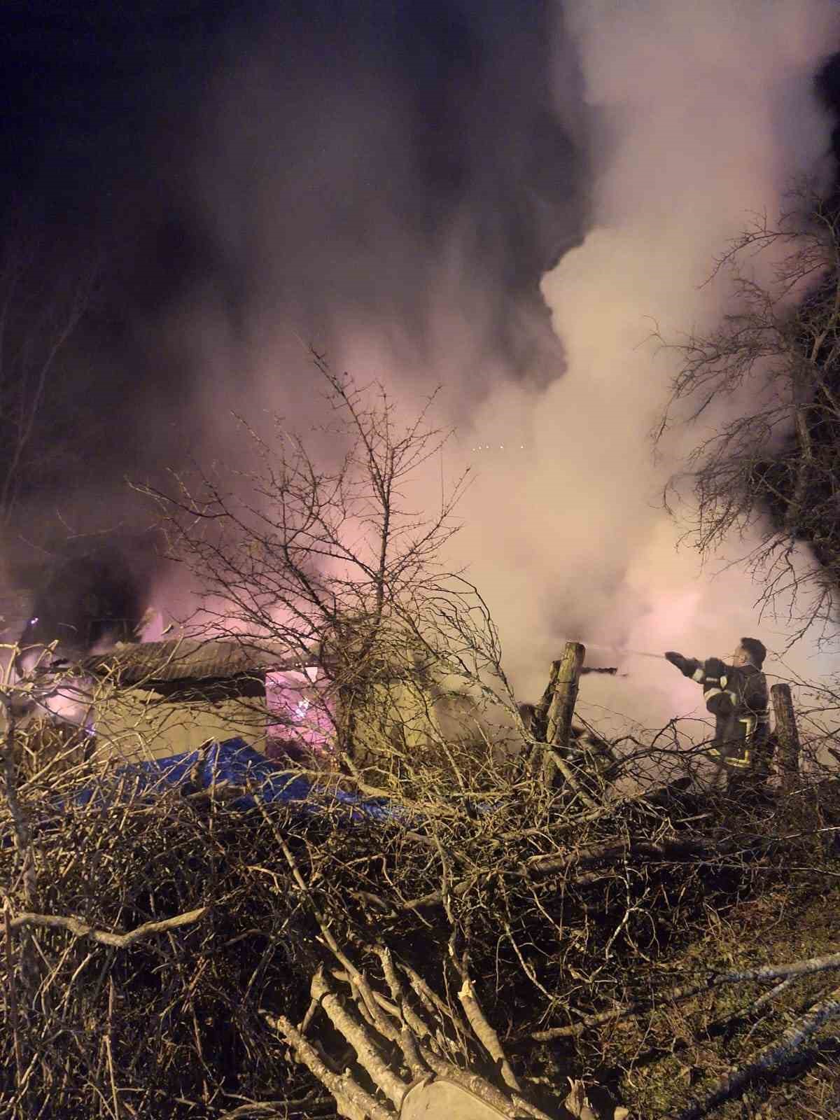 Yılbaşı gecesi yangın kabusu: Evi küle döndü, yaralı kurtuldu
