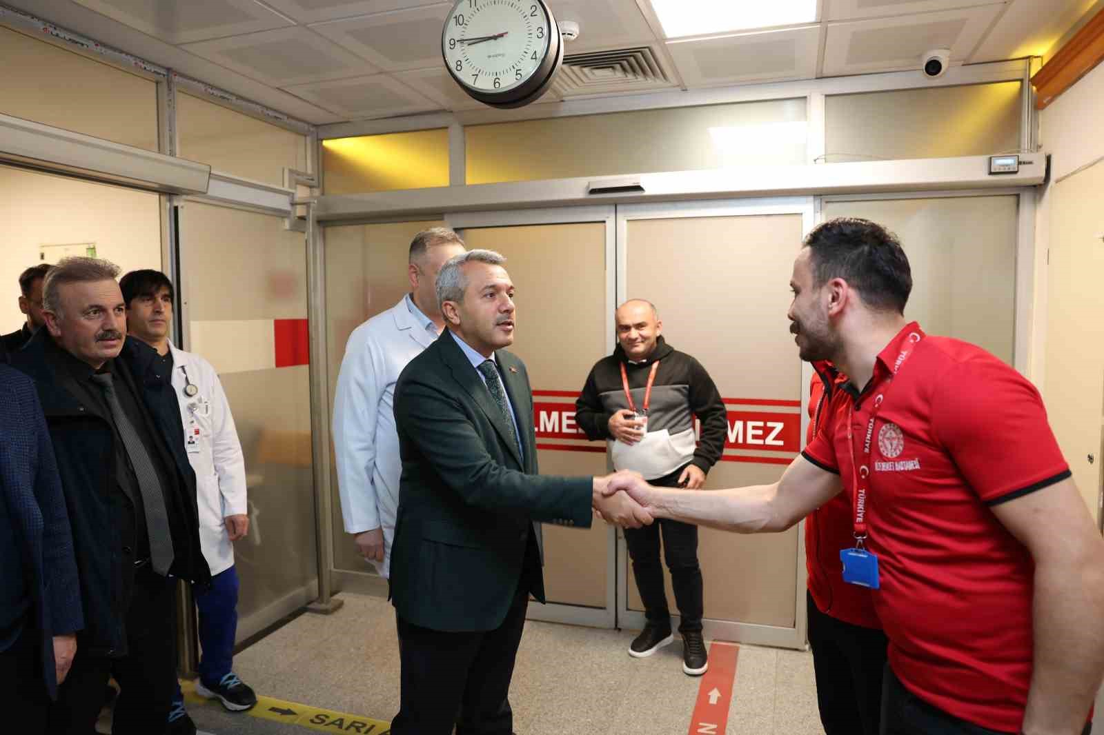 Rize protokol&uuml;nden yeni yıla &ccedil;alışarak girenlere ziyaret
