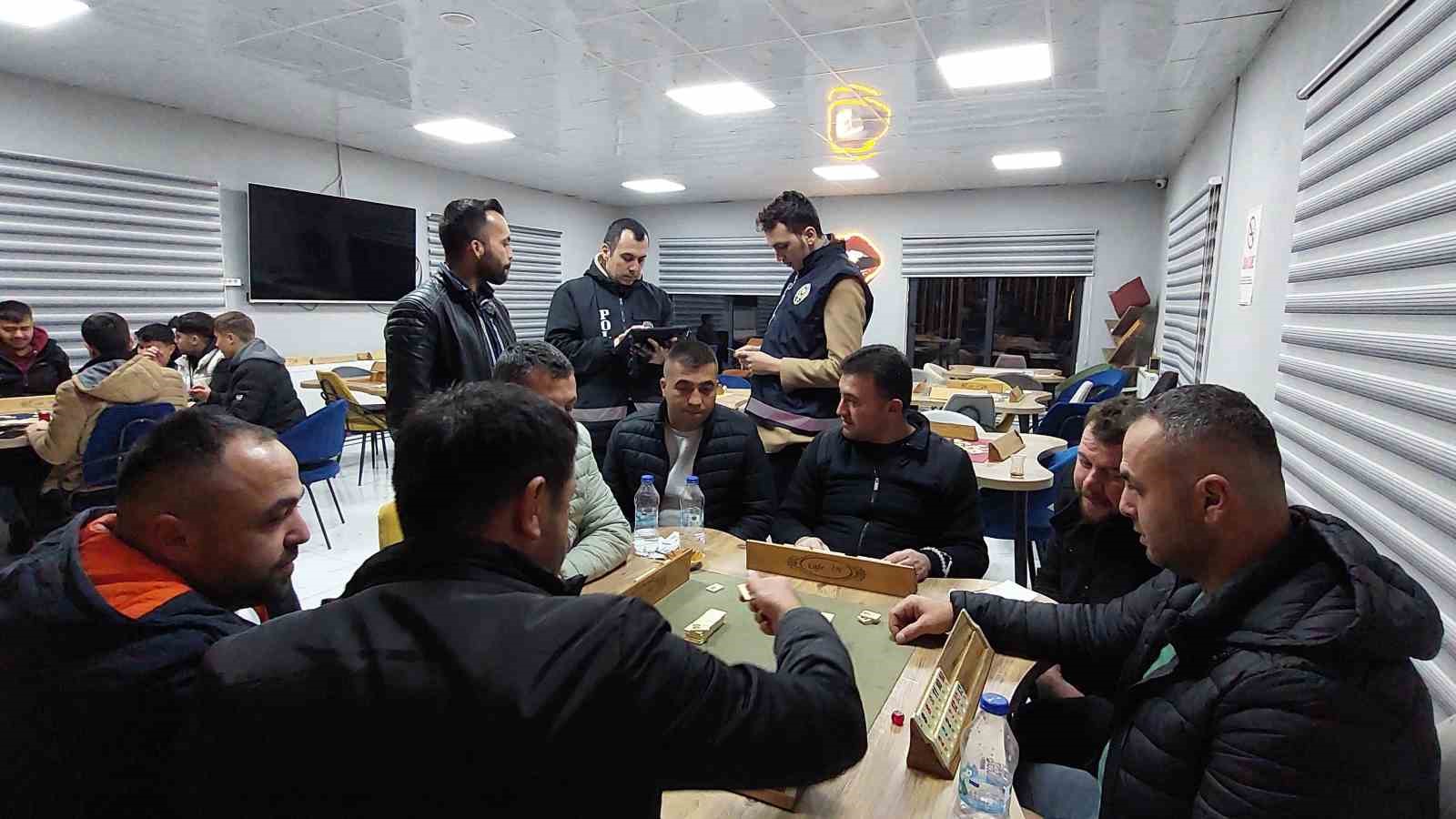 Burdur Tefenni&rsquo;de yılbaşı tedbirleri sabah saatlerine kadar s&uuml;recek
