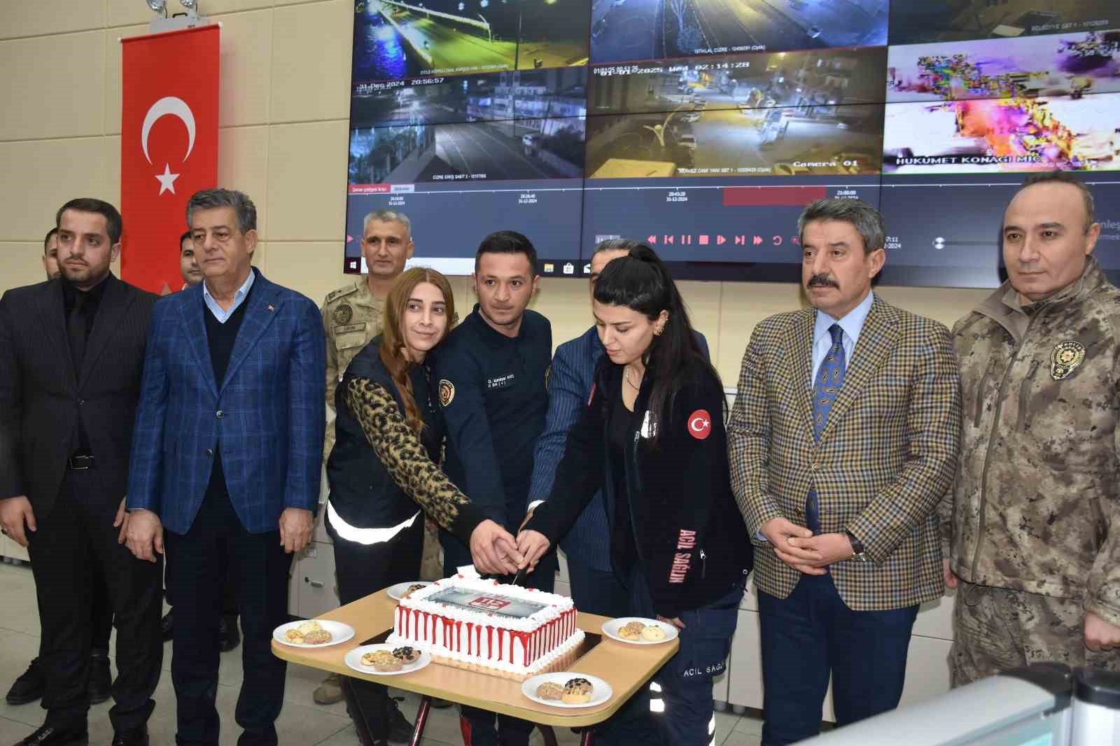 Şırnak Valisi Birol Ekici, g&uuml;venlik g&uuml;&ccedil;lerinin yeni yılını kutladı
