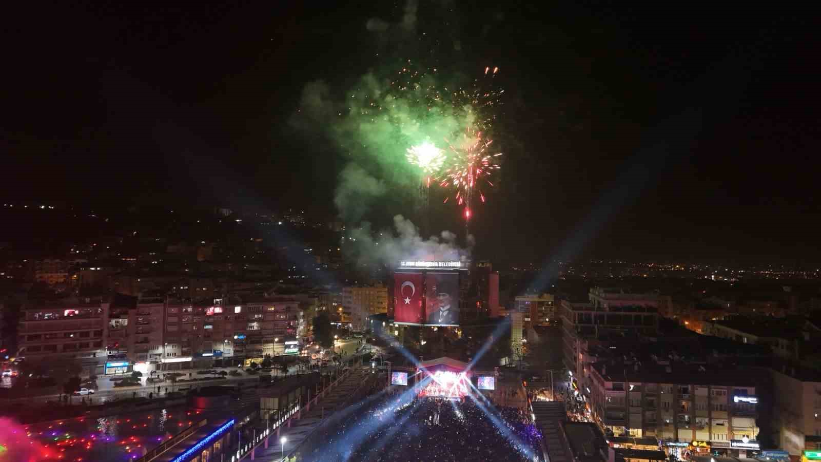 Başkan &Ccedil;er&ccedil;ioğlu Aydınlılara unutulmaz bir yeni yıl coşkusu yaşattı 