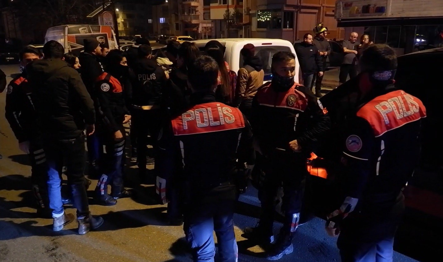 Trafik kazası sonrası kavga: 11 kişi g&ouml;zaltına alındı
