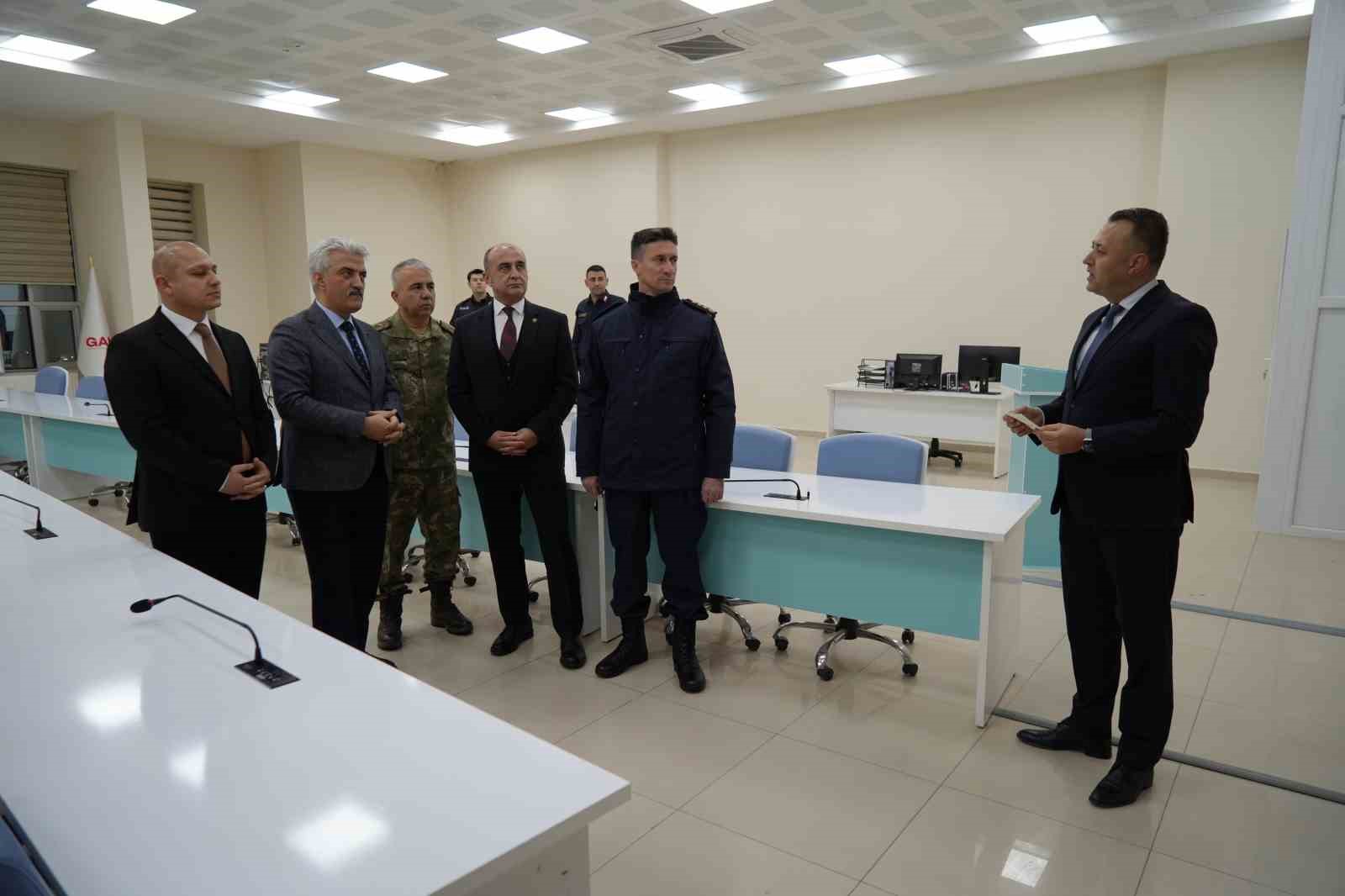 Polis memuru, yılbaşı gecesi ilk karşılaştığı genci vali ile g&ouml;r&uuml;şt&uuml;rd&uuml;
