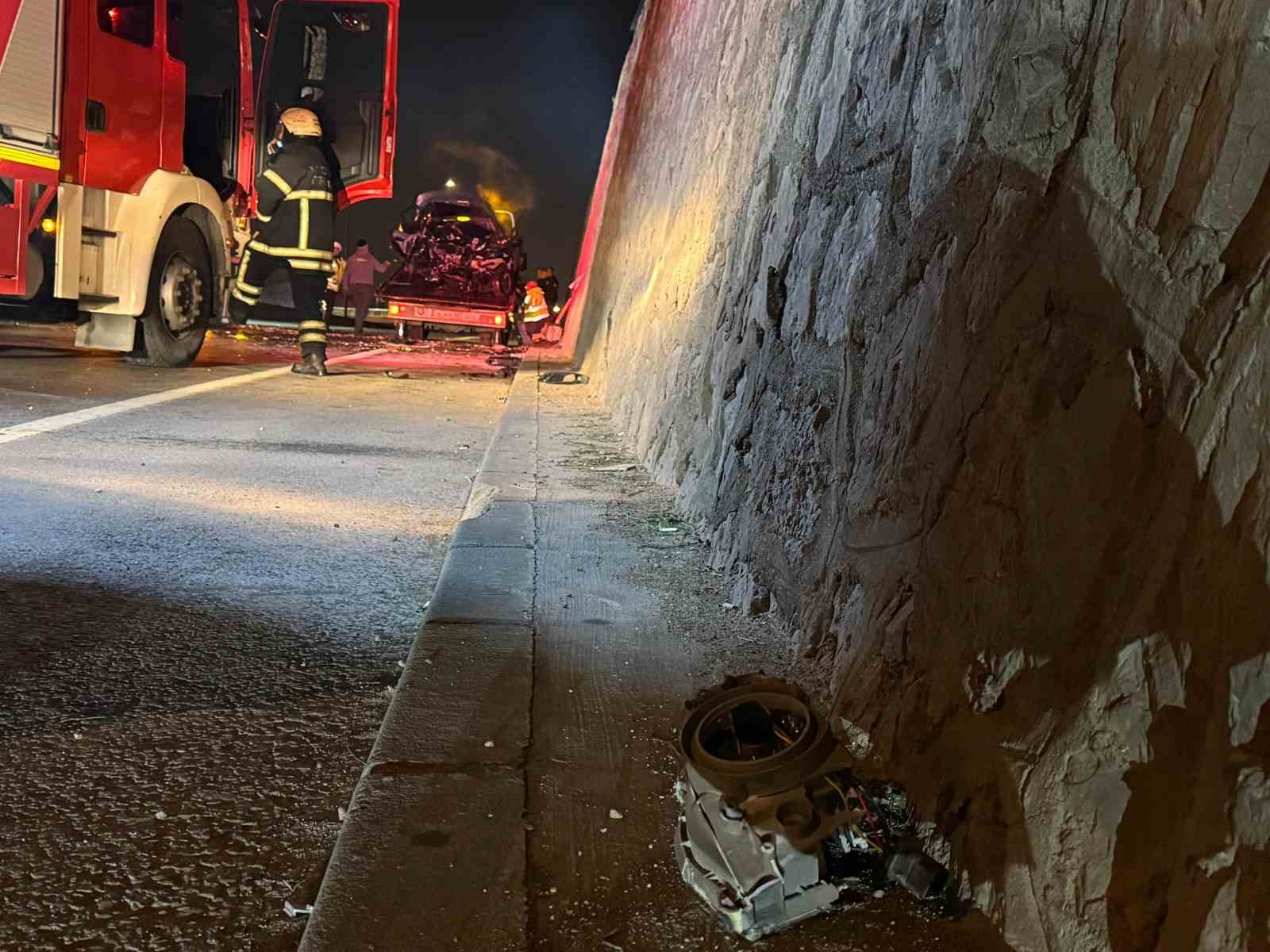 Yeni yılın ilk saatlerinde feci kaza... Ters yönde ilerleyen araç dehşet saçtı: 1 ölü