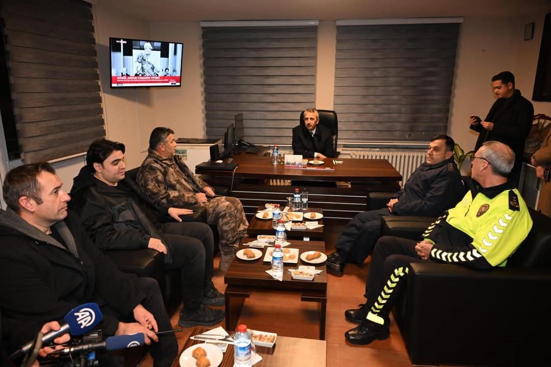 Vali Sezer g&ouml;rev başındaki kamu personeliyle bir araya geldi
