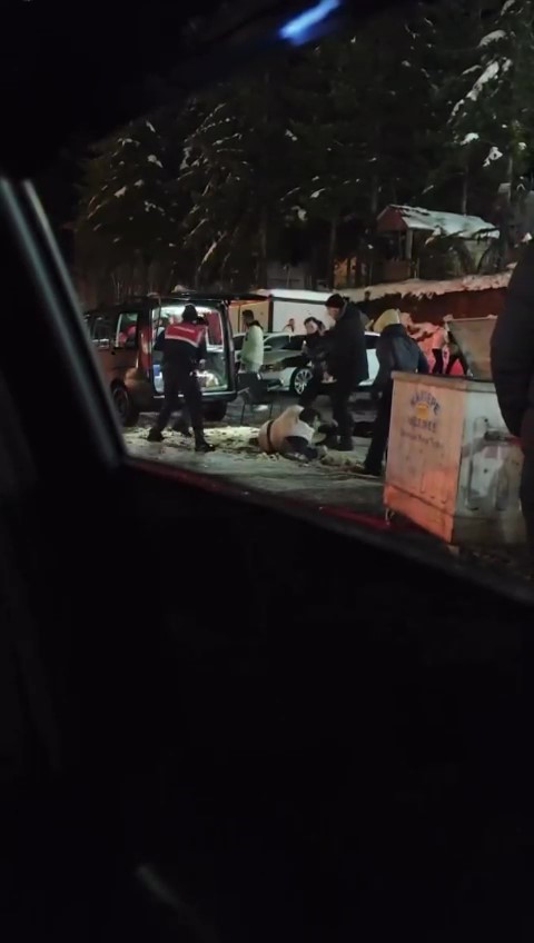 4 kişinin tekmeli yumruklu saldırısına uğradı, jandarma kurtardı