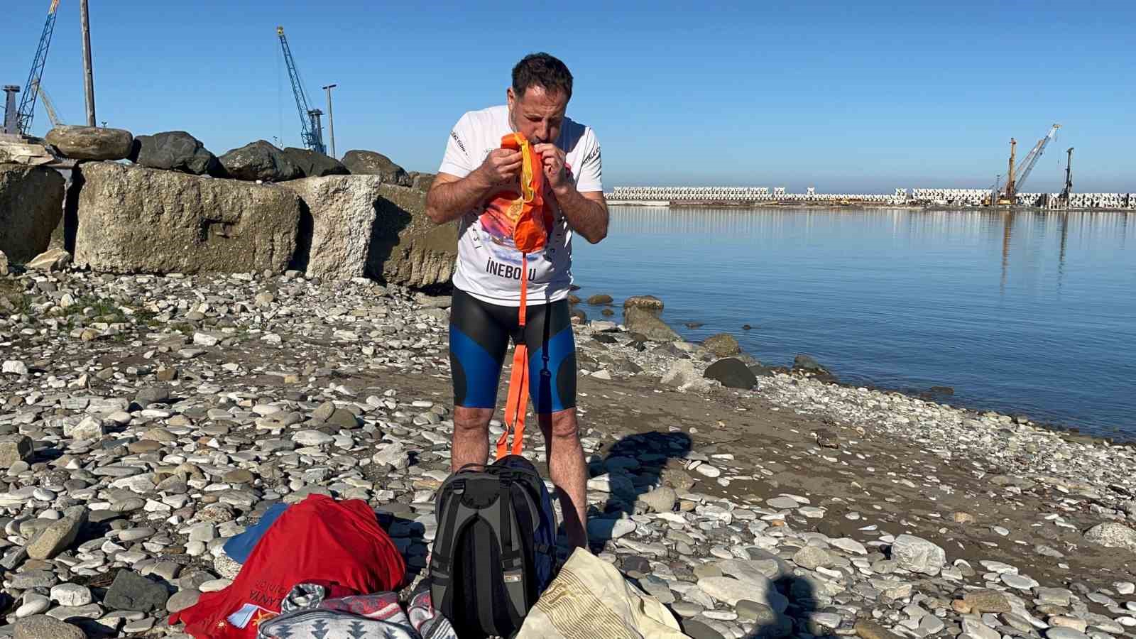 Yeni yılı buz gibi soğuk havada denize girerek karşıladı