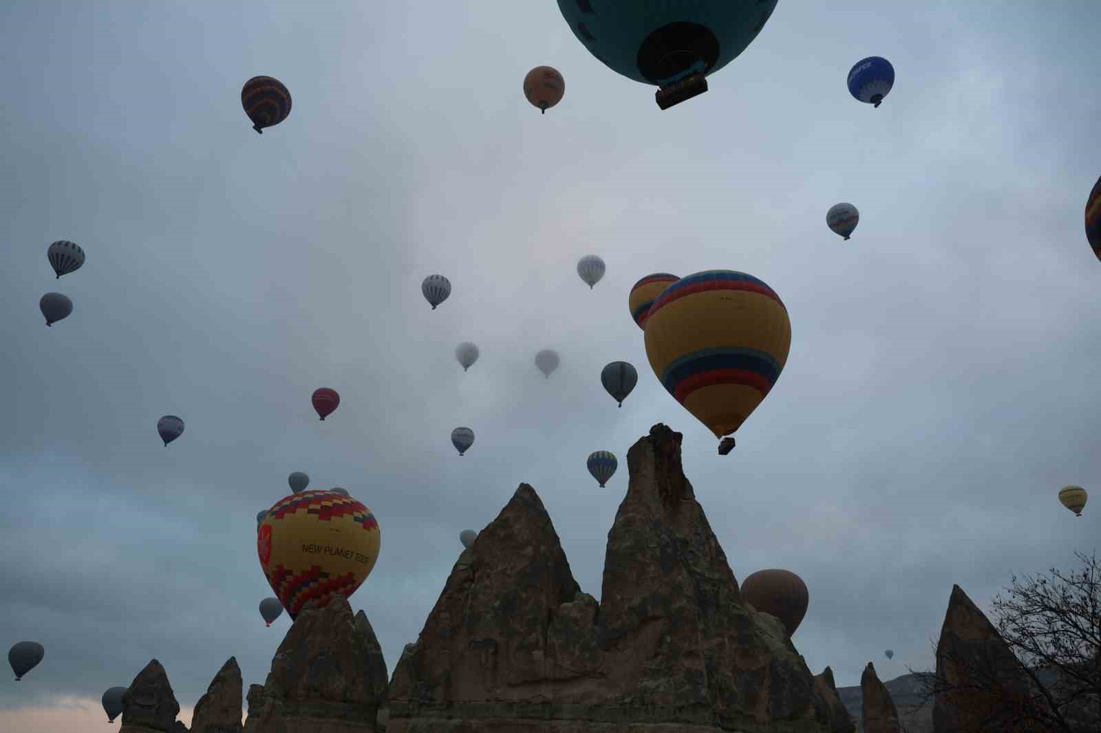 Kapadokya’da turistler yılın ilk güneşinin doğuşunu sıcak hava balonlarında izledi
